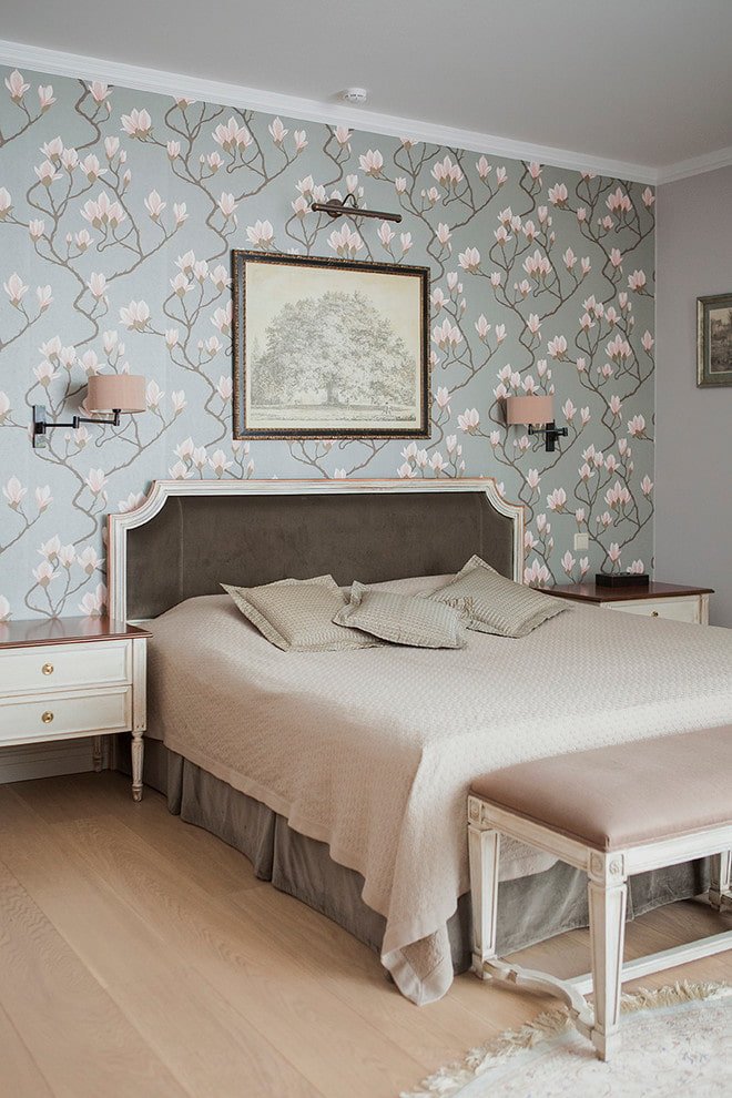 carta da parati in tessuto con motivo floreale nella camera da letto