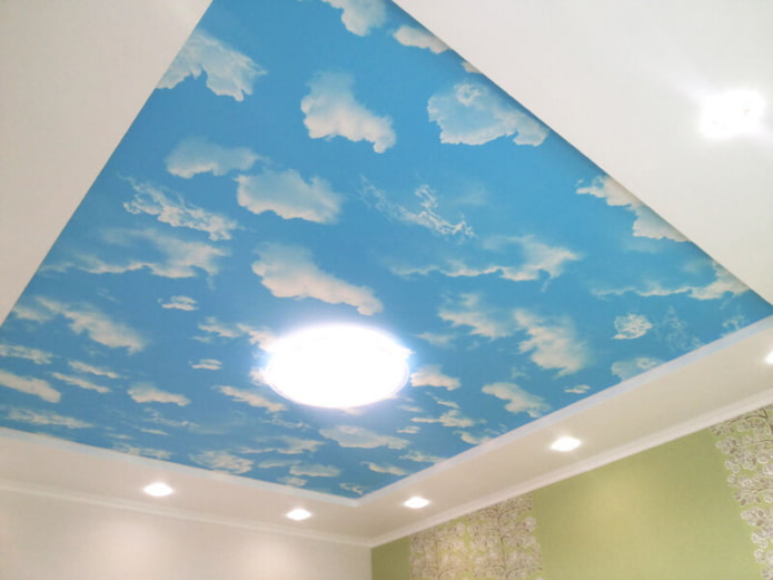 tela tesa con cielo e nuvole