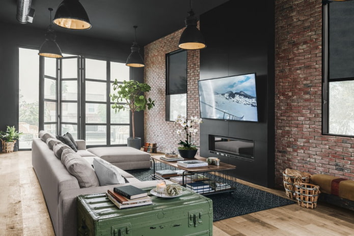 pannello TV sopra il camino in un interno in stile loft