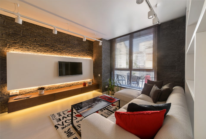 TV sulla parete con illuminazione nell'ingresso