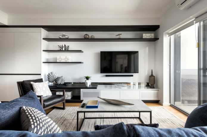TV a parete con mensole in ingresso