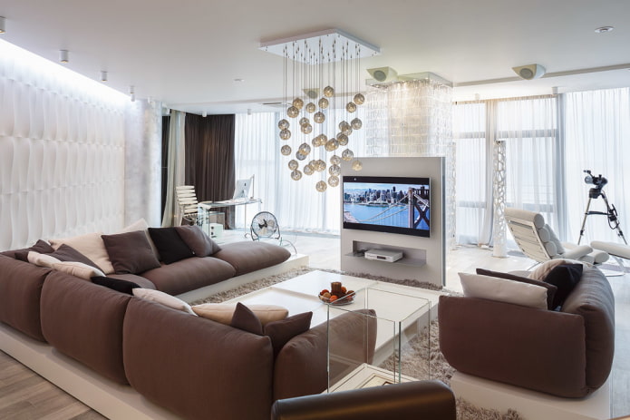 TV al centro nell'arredamento del soggiorno