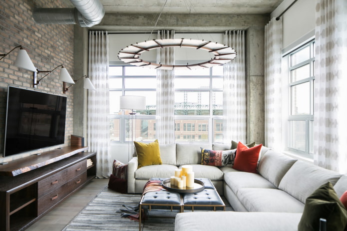 TV all'interno del soggiorno in stile loft