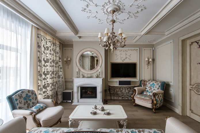 TV all'interno del soggiorno in stile classico