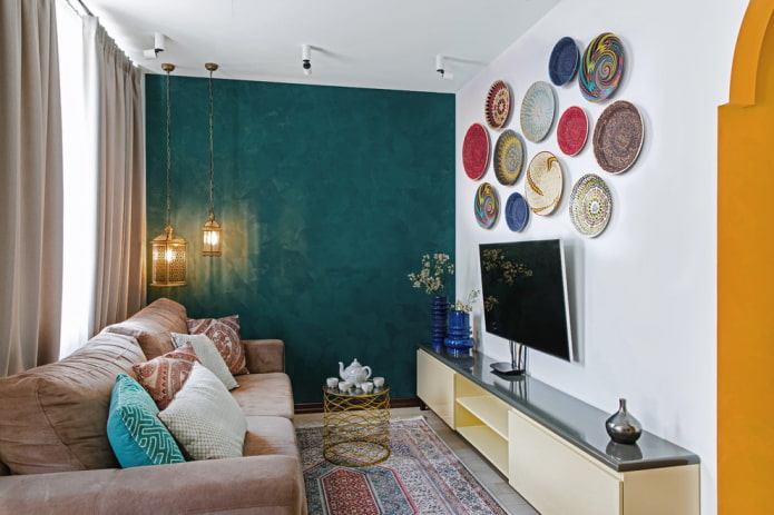 TV sul parete con pannello decorativo nell'ingresso