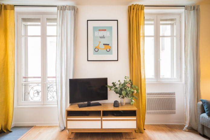 TV vicino alla finestra nell'arredamento del soggiorno