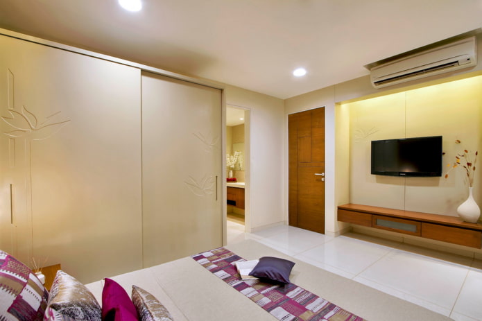 TV in una nicchia nell'interno della camera da letto