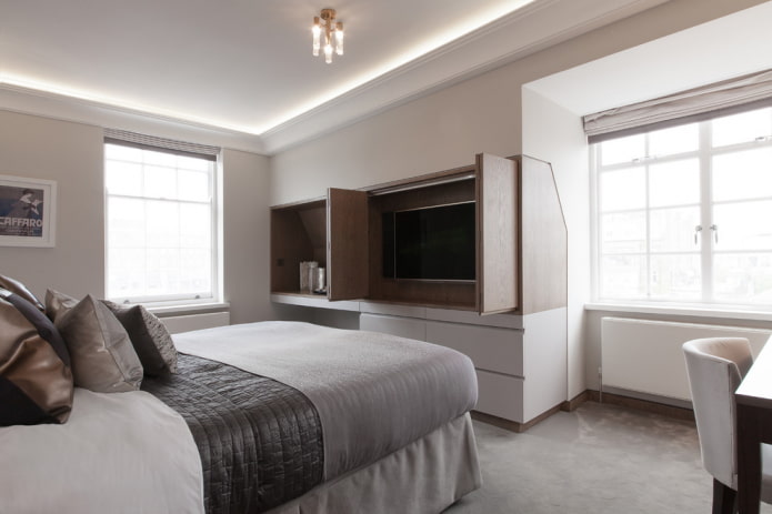 TV integrata in un armadio nell'arredamento della camera da letto