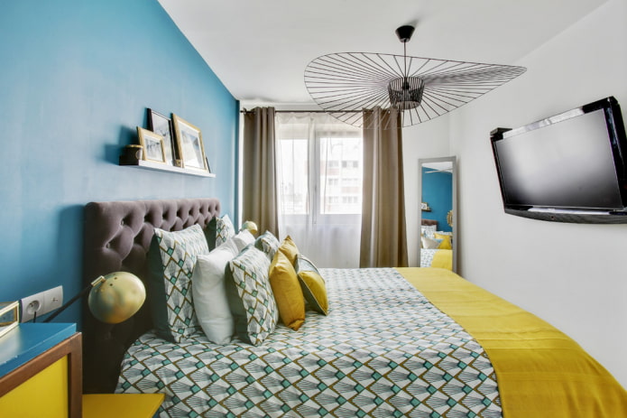 TV all'interno di una piccola camera da letto