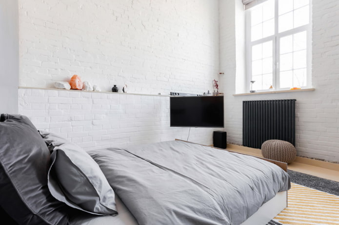 TV all'interno della camera da letto in stile loft