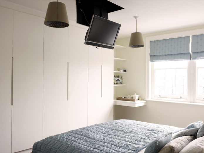 TV sul soffitto all'interno delle camere da letto