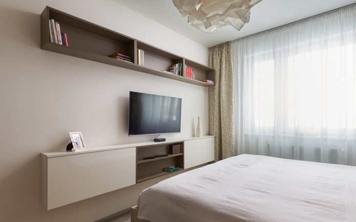 TV a parete con mensole in camera da letto interno