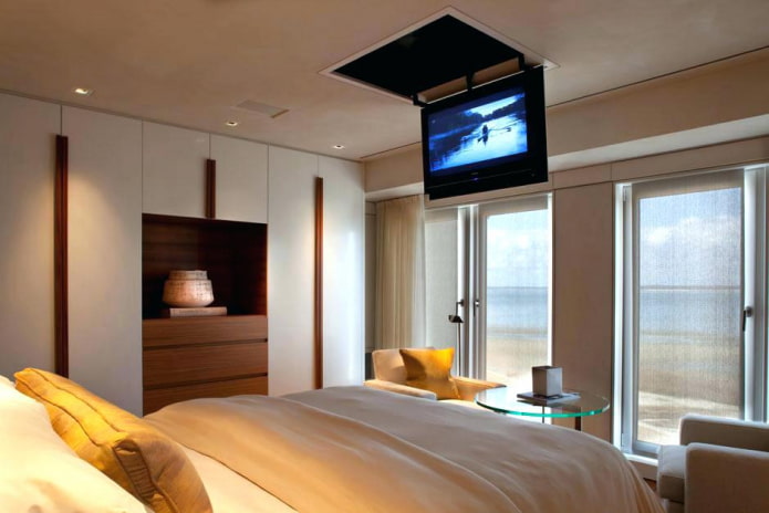 TV sul soffitto all'interno della camera da letto