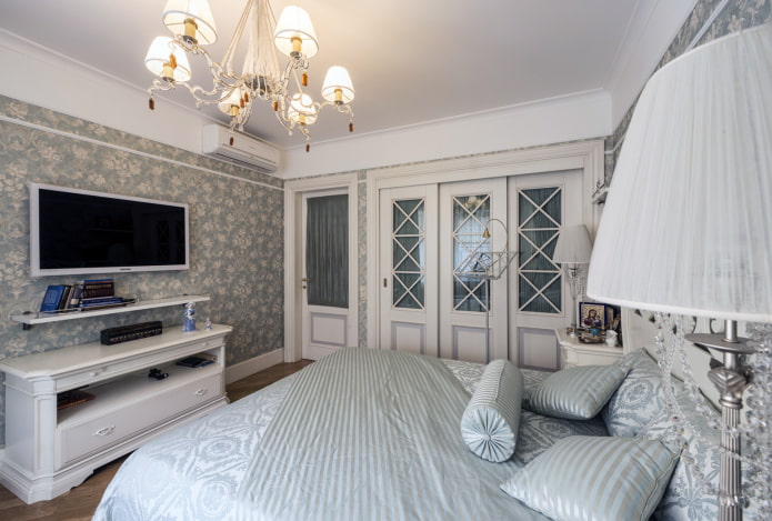 TV nell'interno della camera da letto in stile provenzale