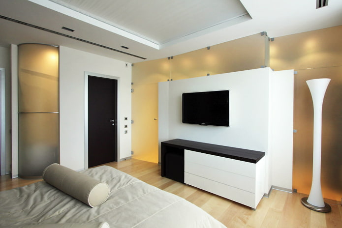 TV all'interno della camera da letto in stile minimalista