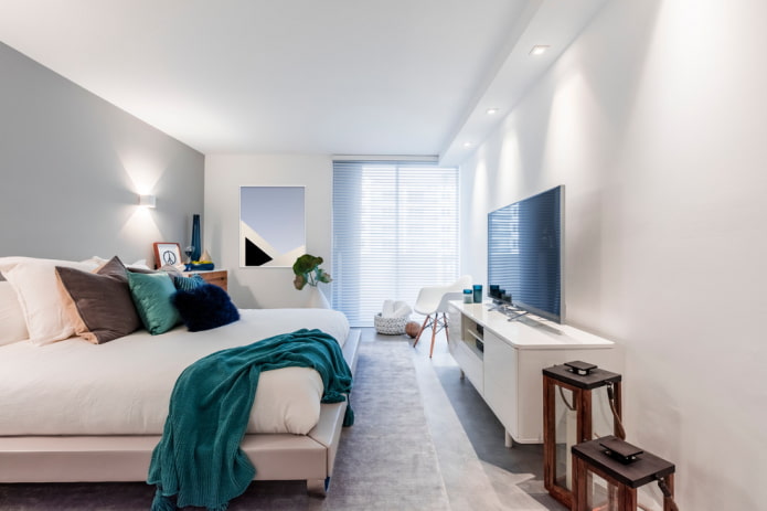 TV su un supporto all'interno della camera da letto