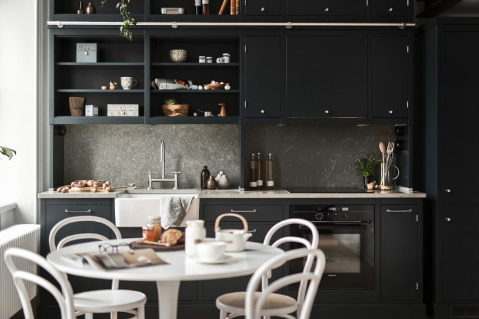 Cucina scura con tavolo bianco