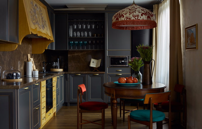 Cucina scura con cappa colorata