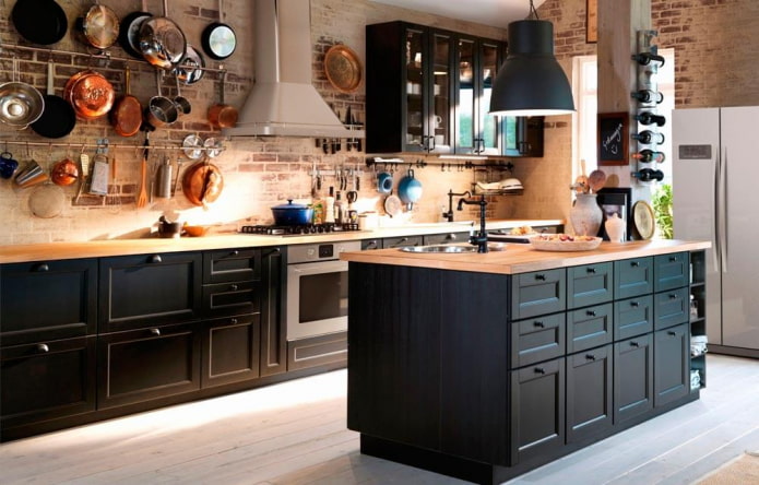 Cucina scura con piano di lavoro in legno