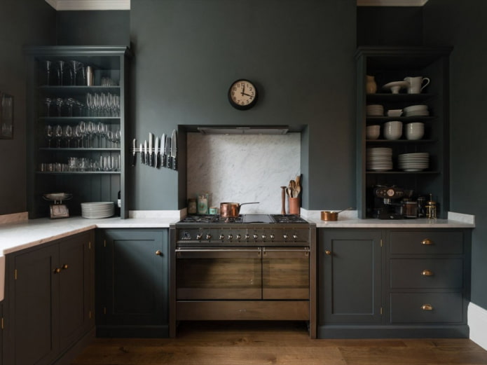 Cucina scura con piano di lavoro chiaro