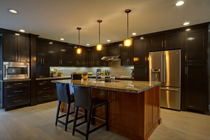 Illuminazione per una cucina nera