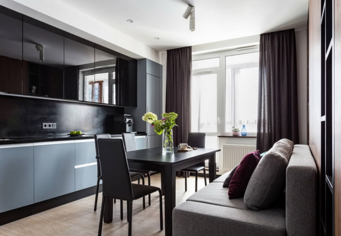 Cucina scura con tende eleganti