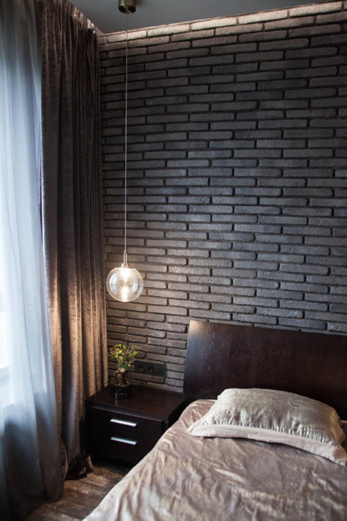 letto in legno scuro