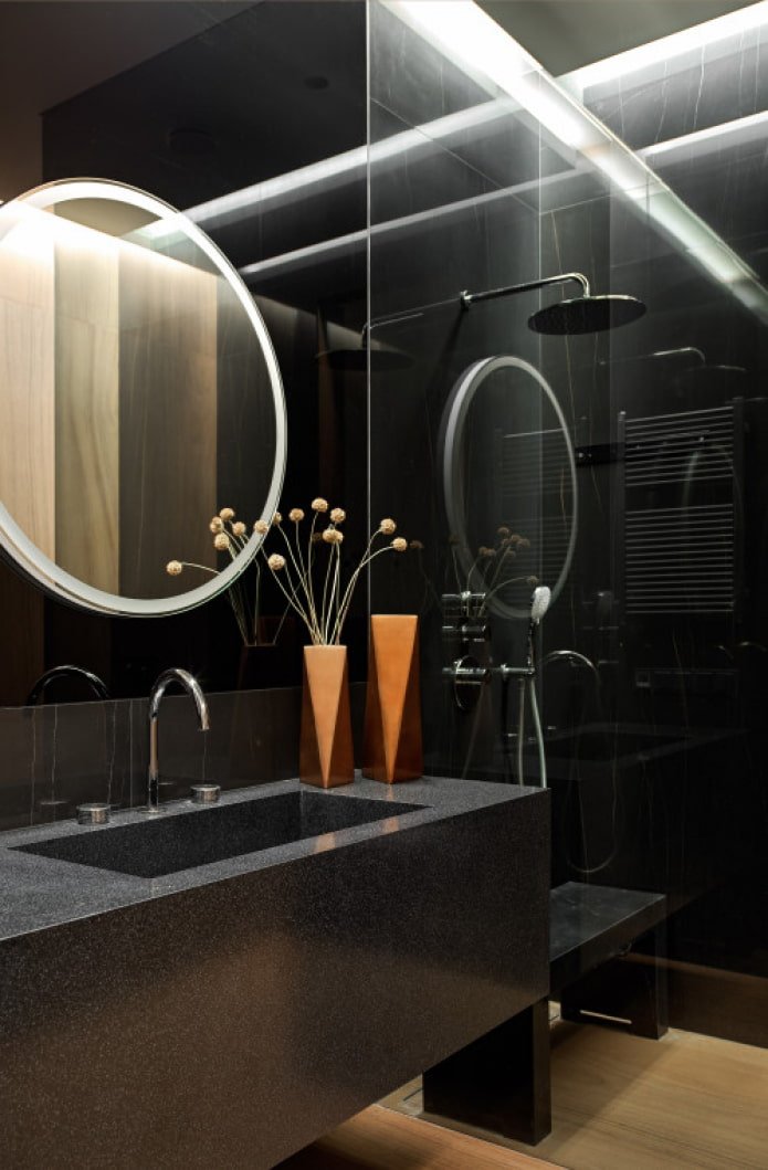 illuminazione a specchio in bagno