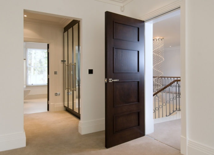 pavimento beige e porta scura