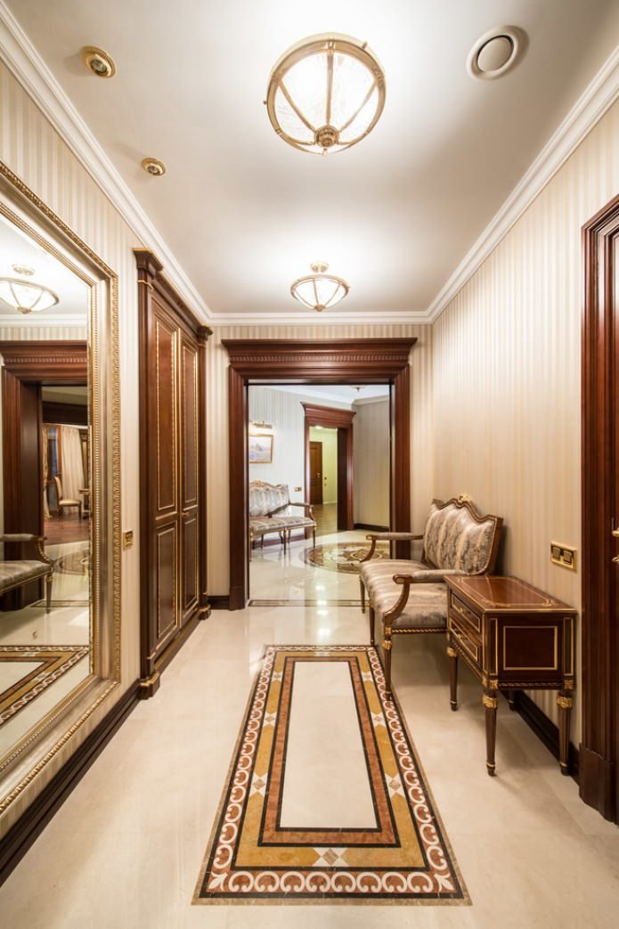 porte scure nel corridoio in stile classico