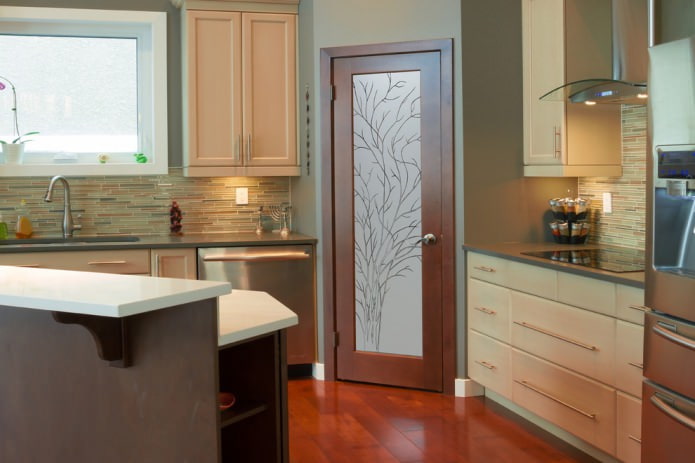 porta marrone in cucina