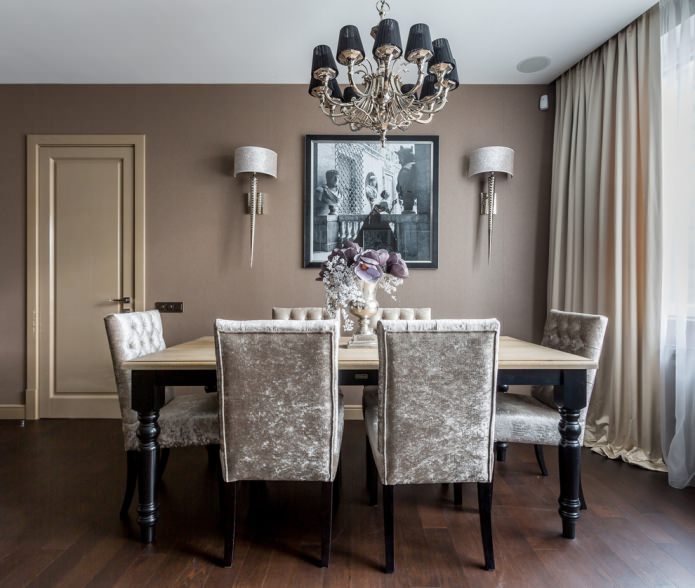Porte beige e pavimento scuro