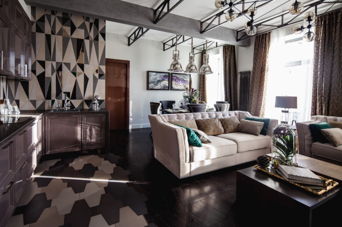 combinazione di piastrelle nella zona cucina con parquet scuro nella zona soggiorno