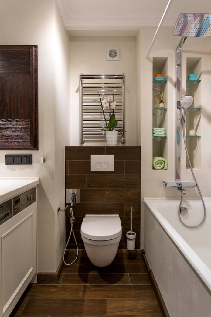 bagno con piastrelle marroni