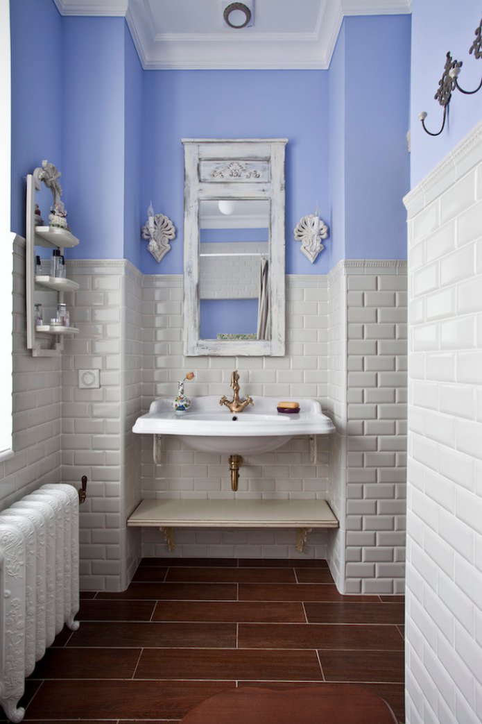 bagno con piastrelle marroni
