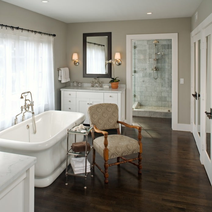 bagno con laminato marrone scuro