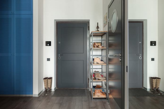 pavimento scuro e porte d'ingresso grigio scuro