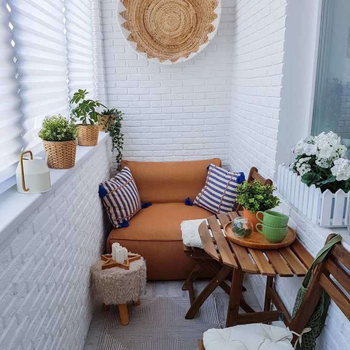 mobili in terracotta sul balcone