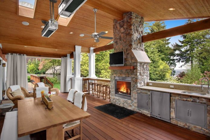 cucina estiva sulla terrazza con TV