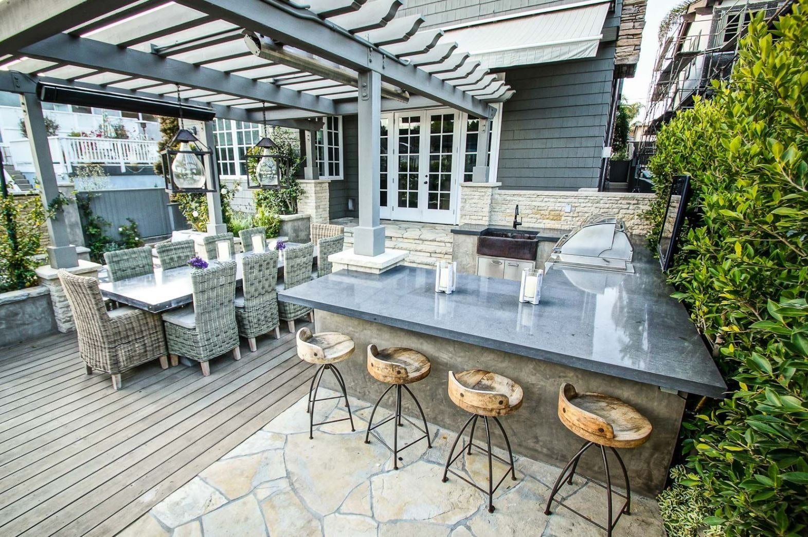 poltrone eleganti e sgabelli da bar sulla terrazza