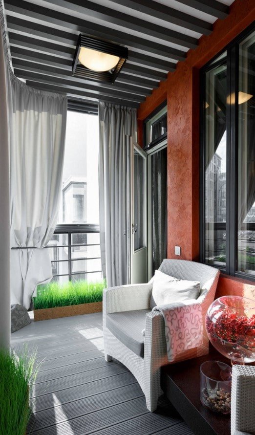 rifinitura del balcone con il pavimento in legno