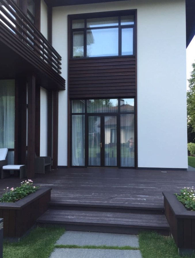 legno scuro all'esterno della casa