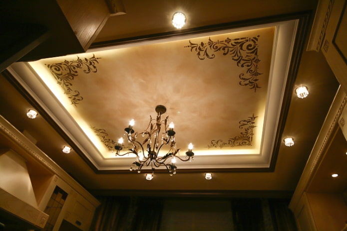 decorazione del rivestimento del soffitto con uno stencil
