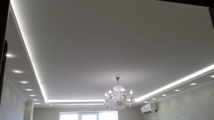 soffitto con striscia LED e faretti integrati