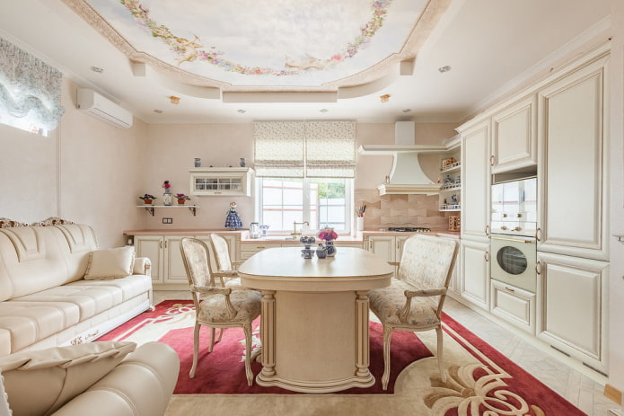 soffitto in tessuto con motivo all'interno di una spaziosa cucina