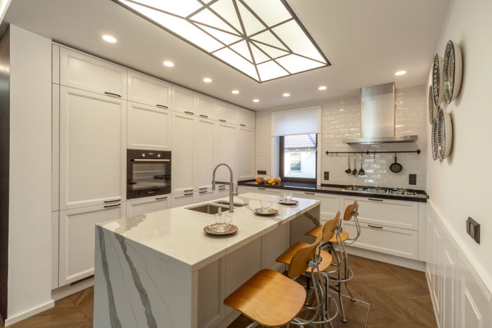 illuminazione spot nell'interno della cucina