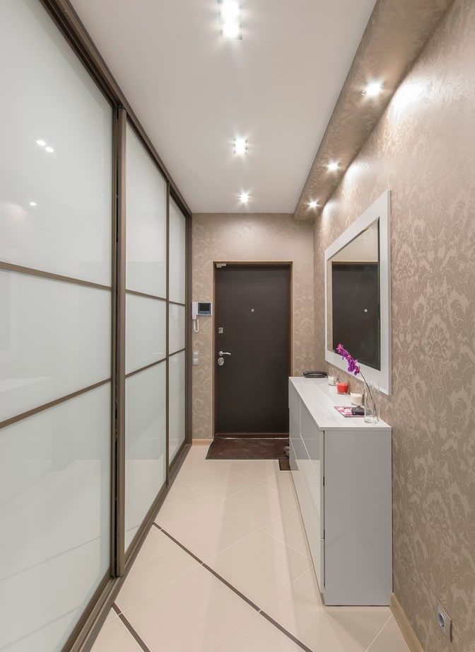 illuminazione spot all'interno del corridoio
