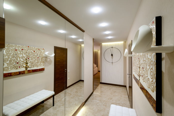 illuminazione spot all'interno del corridoio