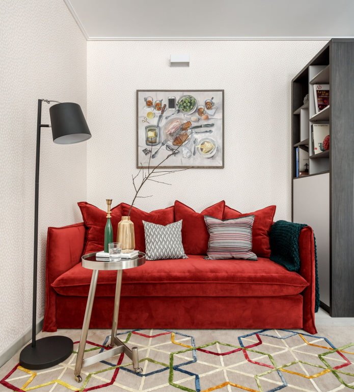 divano rosso all'interno