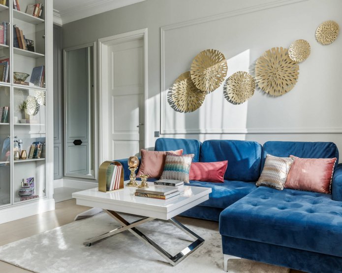 divano blu in stile scandinavo
